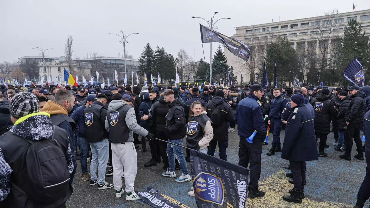 Guvernul taie, nu îngheață! Protest în Piața Victoriei împotriva Ordonanței ‘Trenuleț’