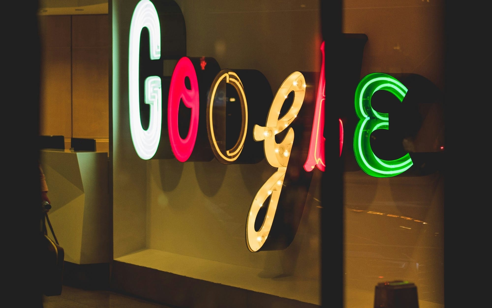 UE acuză Google și Apple de încălcarea normelor digitale, escaladând tensiunile cu administrația Trump