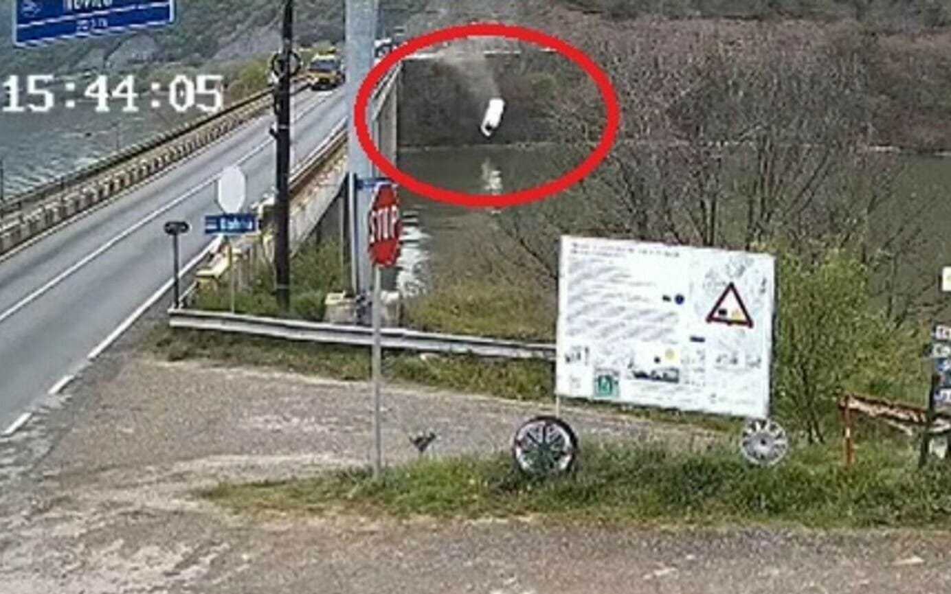 Accident cumplit în Mehedinți:Microbuz căzut în Dunăre după o coliziune