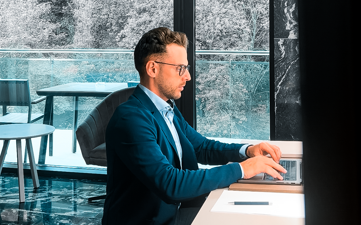 Marketing uman în era inteligenței artificiale – ce am schimbat când am fost înlocuit de un chat