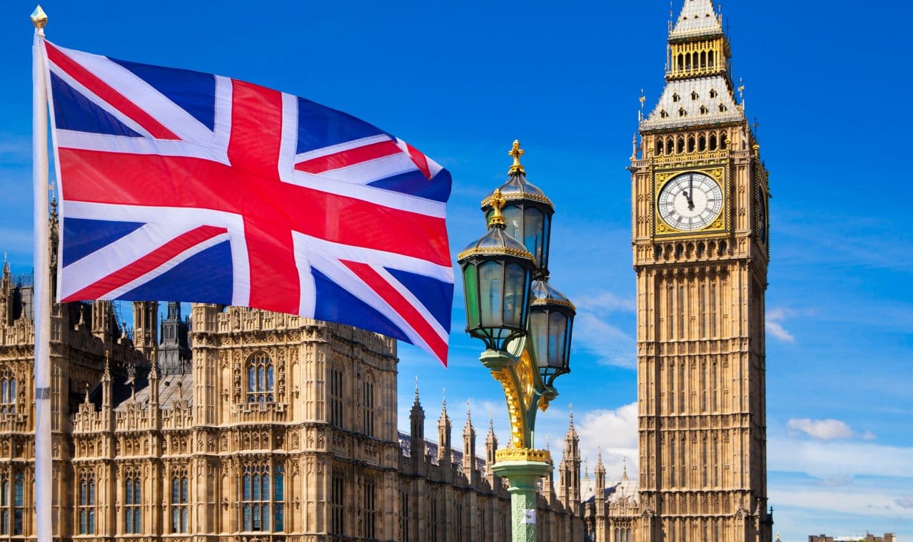 Migrația netă în Marea Britanie s-a înjumătățit: Cum răspunde guvernul Starmer și ce urmează