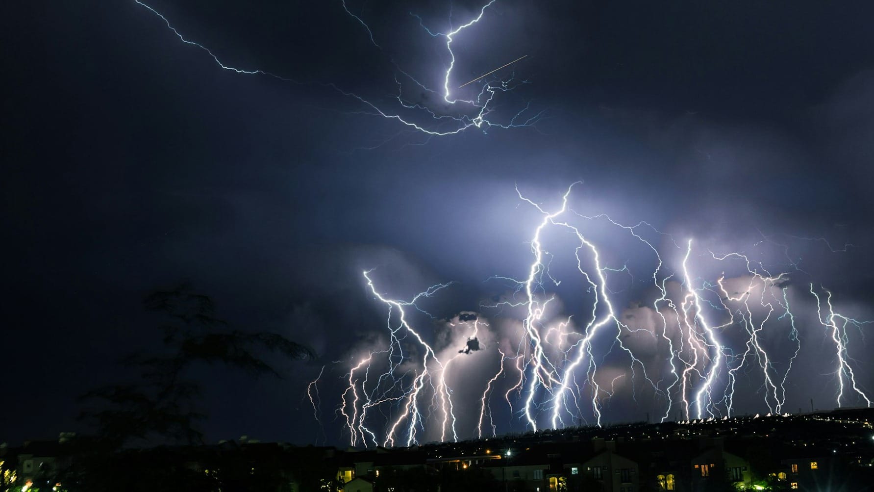 Fenomene meteo extreme în iunie: România se pregătește pentru furtuni și caniculă