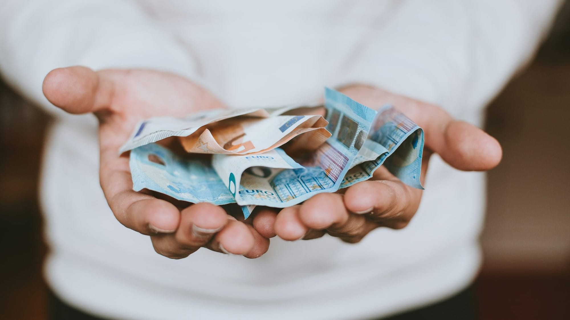 Salariile medii în Europa în 2025: Unde se câștigă cel mai bine și cum se poziționează România