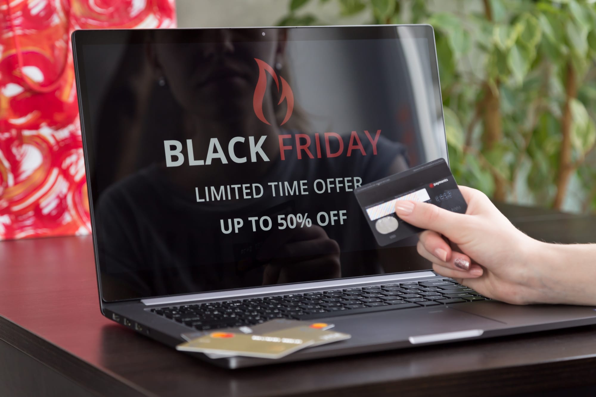 Aur la reducere, carne în coș: ce a cumpărat România în primele ore de Black Friday 2025