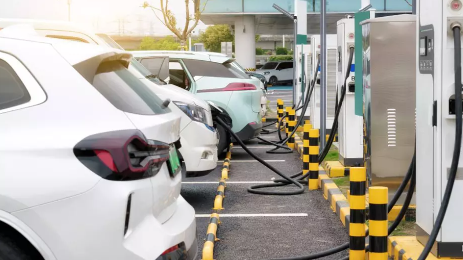 România depășește pragul de 100.000 de mașini electrificate în 2026. Semnalul unei schimbări structurale în piața auto