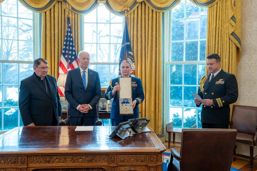Papa Francisc onorat cu Medalia Prezidențială a Libertății cu Distincție acordată de Joe Biden imagine postare