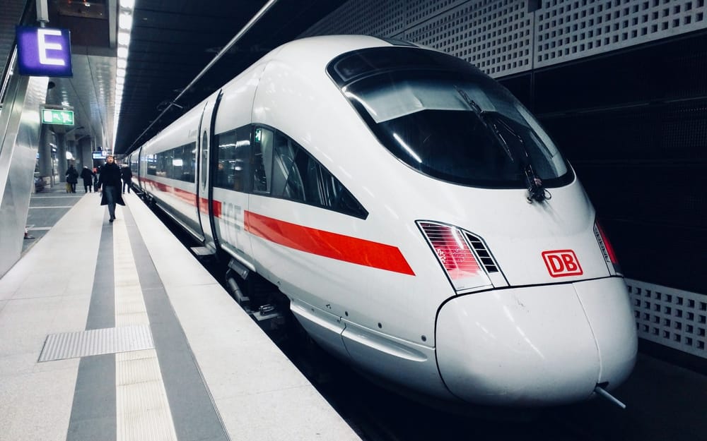 Un bărbat scapă nevătămat după ce a stat agățat între vagoanele unui tren german de mare viteză timp de 30 km imagine postare