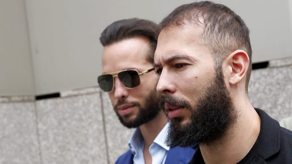 Andrew și Tristan Tate, acuzați oficial în Marea Britanie de viol și trafic de persoane. Extrădarea din România rămâne suspendată până la finalul proceselor imagine postare