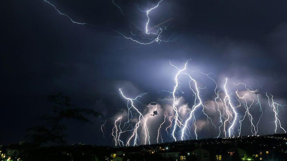 Fenomene meteo extreme în iunie: România se pregătește pentru furtuni și caniculă imagine postare