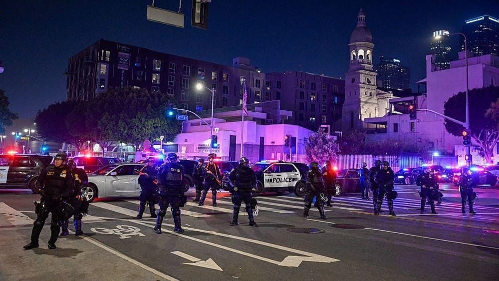 Video - Los Angeles sub asediu: Trump trimite mii de militari pentru a înăbuși protestele anti-ICE imagine postare