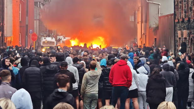 Irlanda de Nord: Doi români de 14 ani, acuzați de viol – protestele au degenerat în violență imagine postare