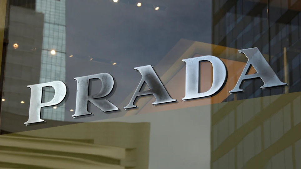 Prada preia Versace într-o tranzacție de 1,25 miliarde €: o schimbare de putere în moda italiană și un nou capitol pentru ambele case imagine postare