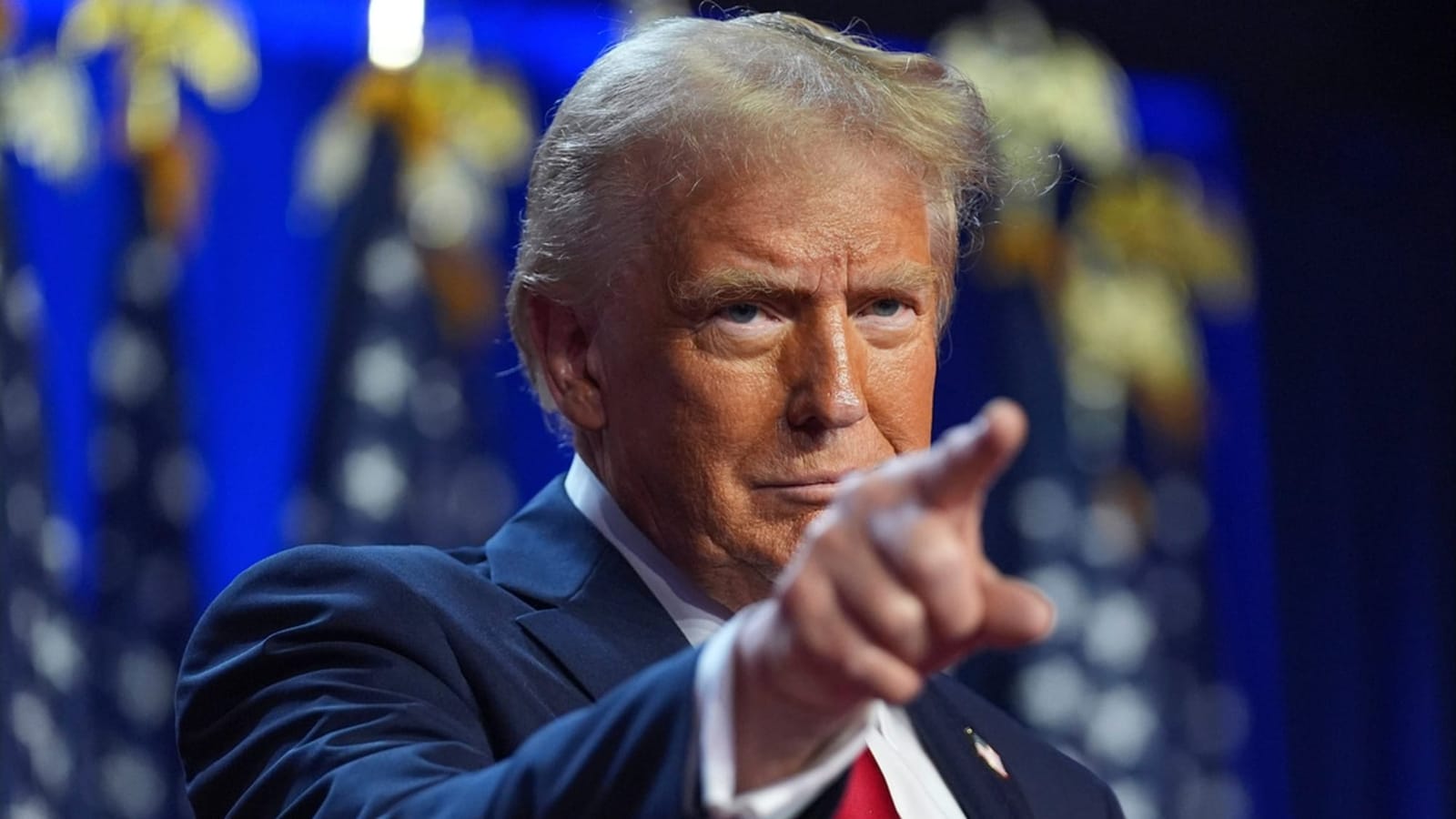 Trump interzice intrarea în SUA pentru cetățeni din 12 țări: o nouă interdicție de călătorie reaprinde controversele - VIDEO imagine postare