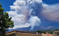 Erupție spectaculoasă pe Etna: lavă, cenușă și alertă roșie în Sicilia imagine postare