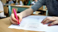 Bacalaureat fraudat în Arad: Bărbat prins cu microfoane și camere ascunse pentru copiat imagine postare