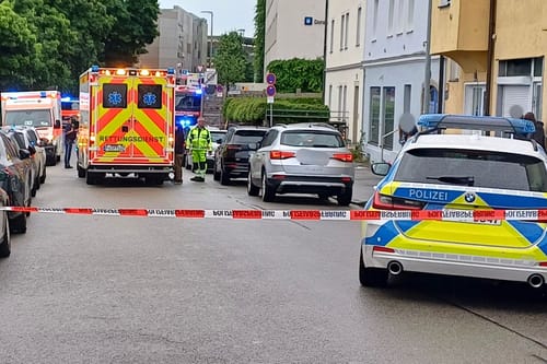 Incident șocant în Passau: Bărbat intră cu mașina în mulțime, rănindu-și soția și fiica de 5 ani imagine postare