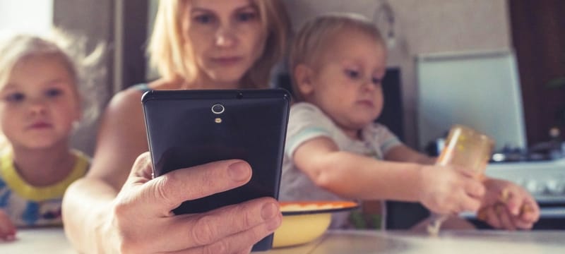 Europa ia în vizor social media: Copiii ar putea avea nevoie de acord parental imagine postare