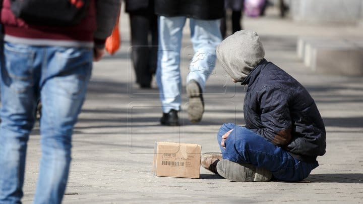 Copii puși să cerșească de propriii părinți: Trei adulți reținuți la Roman imagine postare