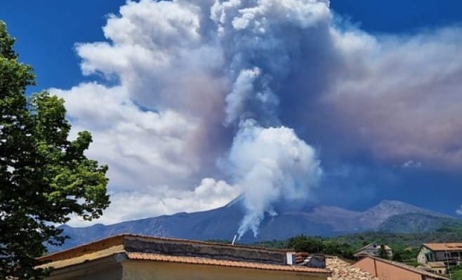 Erupție spectaculoasă pe Etna: lavă, cenușă și alertă roșie în Sicilia imagine postare