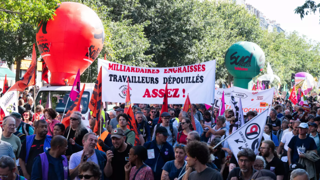Manifestaţiile din Paris: zeci de mii de oameni în stradă împotriva reformelor guvernamentale - VIDEO imagine postare