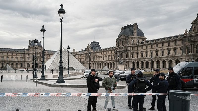 Jaful de la Luvru zguduie Franța: în șapte minute, hoții au furat o părticică de istorie. imagine postare