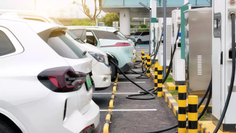 România depășește pragul de 100.000 de mașini electrificate în 2026. Semnalul unei schimbări structurale în piața auto imagine postare